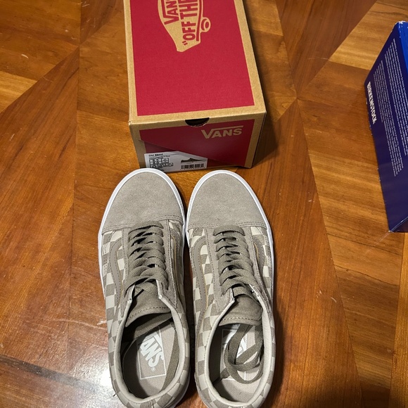 Vans - Picture 2 of 2